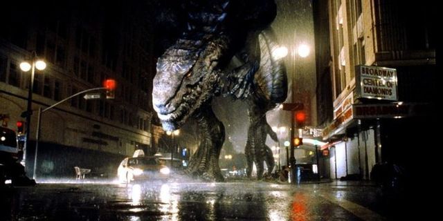 غودزيلا يطارد سيارة أجرة حول نيويورك في فيلم رولاند إمريش عام 1998